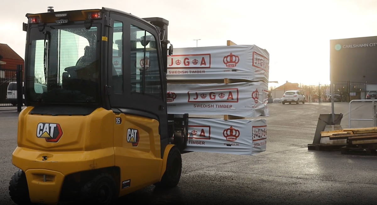 Cat truck som kör timmer 