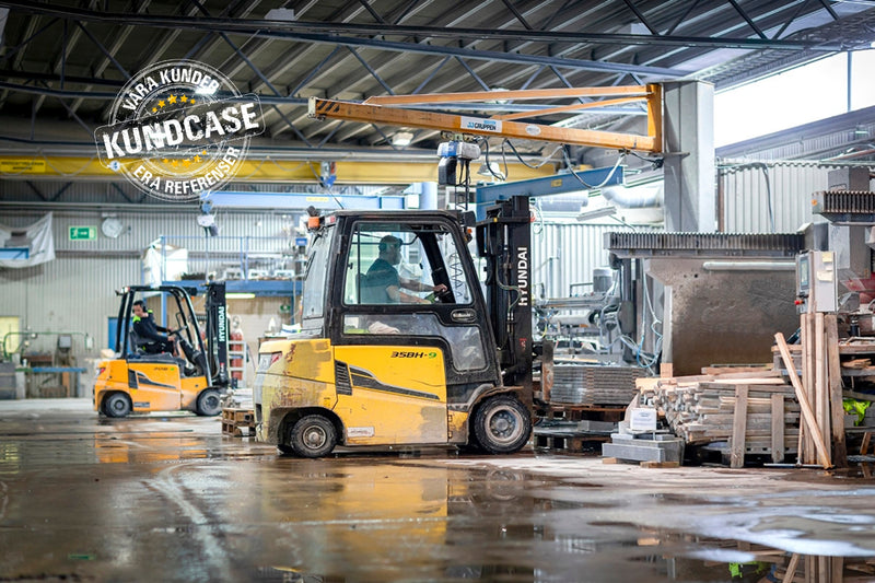 Inne i de stora produktionshallarna förflyttar truckarna de bearbetade stenblocken mellan stationerna konstant dygnet runt, 7 dagar i veckan.