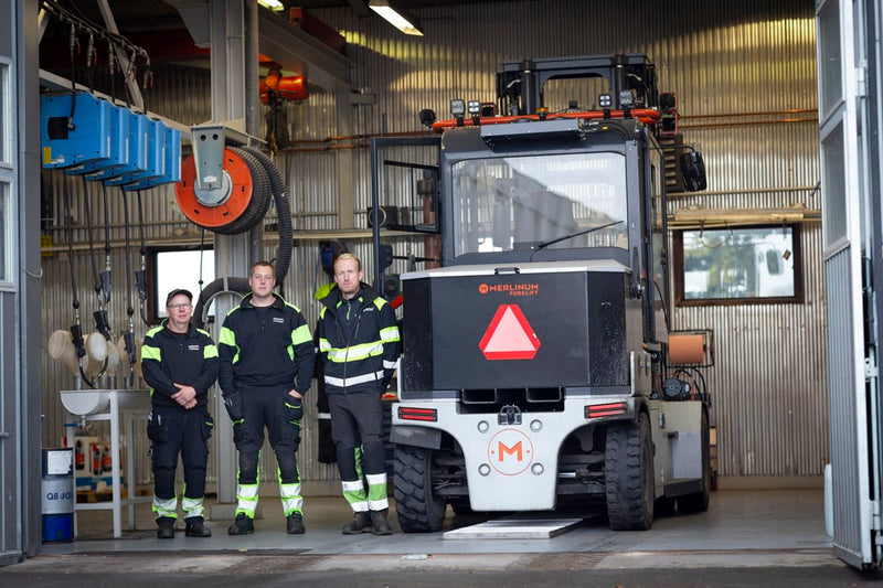 Bild: Ottosson Trucks servicetekniker Mats och Johan tillsammans med Rikard Johansson i den välutrustade verkstaden på hamnområdet.