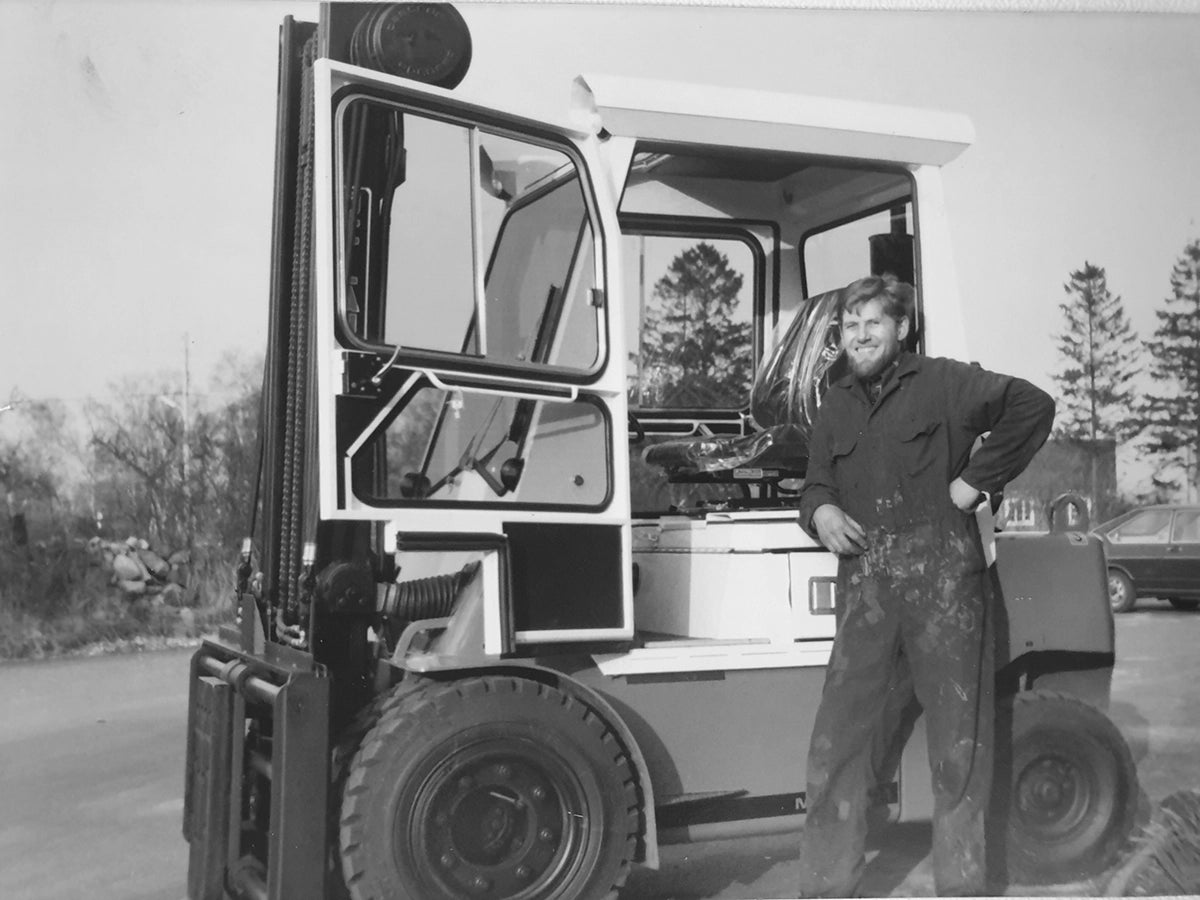 Sven-Eric Ottosson framför en truck i början av företagets historia