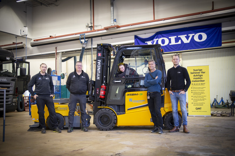 I samband med leveransen av en ny eltruck, en Hyundai 35BH-9, till Wendesgymnasiet i Kristianstad passade vi på att träffa Lukas Boberg (Yrkeslärare), Hans-Åke Tuomaala (förstelärare), Joakim Sahlin (Rektor) och Thindra Persson, som är elev på skolan. Även Ottosson Trucks säljare, Anton Håkansson, medverkade på bilden.