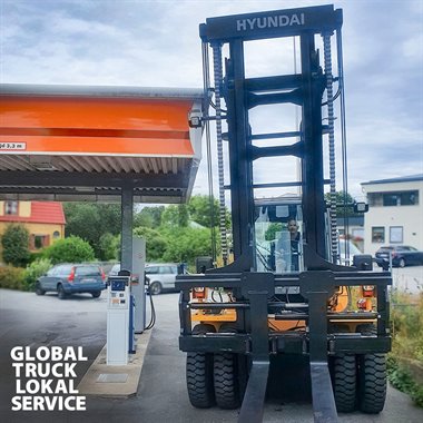 Det är nog inte varje dag man ser en 16 tons truck på den lokala macken…