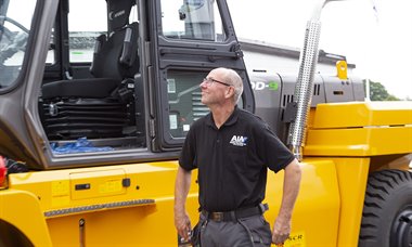 Trucken togs emot av en glad Torgny Olsson, logistikchef på LU-VE.