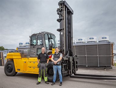 Efter ca 2 år process föll valet på en 16 tons Hyundai 160D-9 med en lyfthöjd på hela 5,5 m. På bilden: Torgny Olsson, Logistikchef på LU-VE och Jonathan Altergren, säljare på Ottosson Truck.