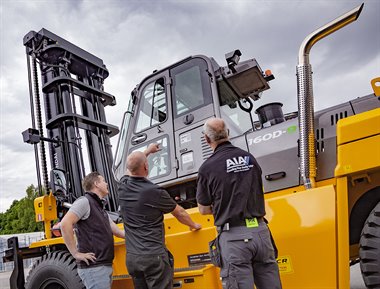 Ottosson trucks VD, Bengt Joelsson går igenom trucken och visar här den elektriskt fällbara hytten.