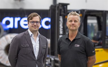 På bild: Jonathan Fyhr VD för Areco Steel Service Center (SSC) och David Tkaczyk, representant Ottosson Truck/Hyundai i Skåne.
