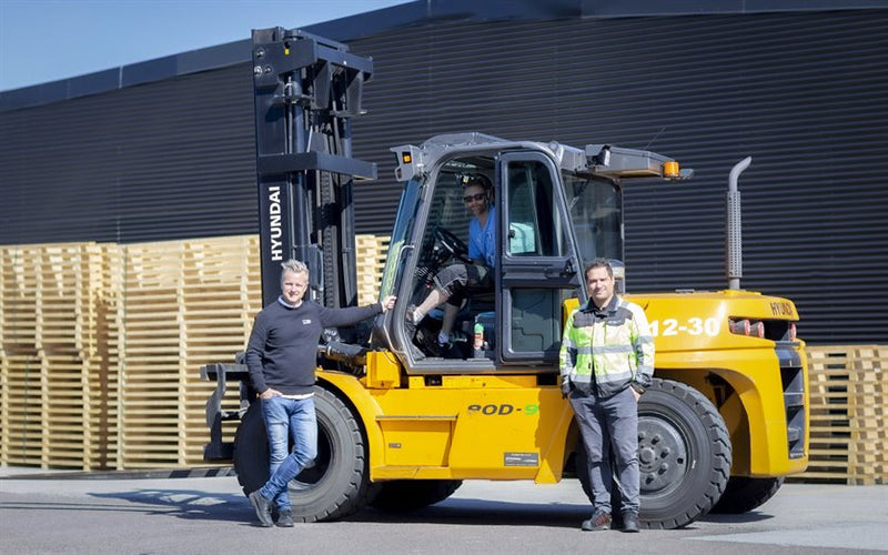 På bild: Ottosson Truck/Hyundais representant David Tkaczyk tillsammans med Patricio Valdes, Produktionschef Areco Profiles och Truckföraren Calle.
