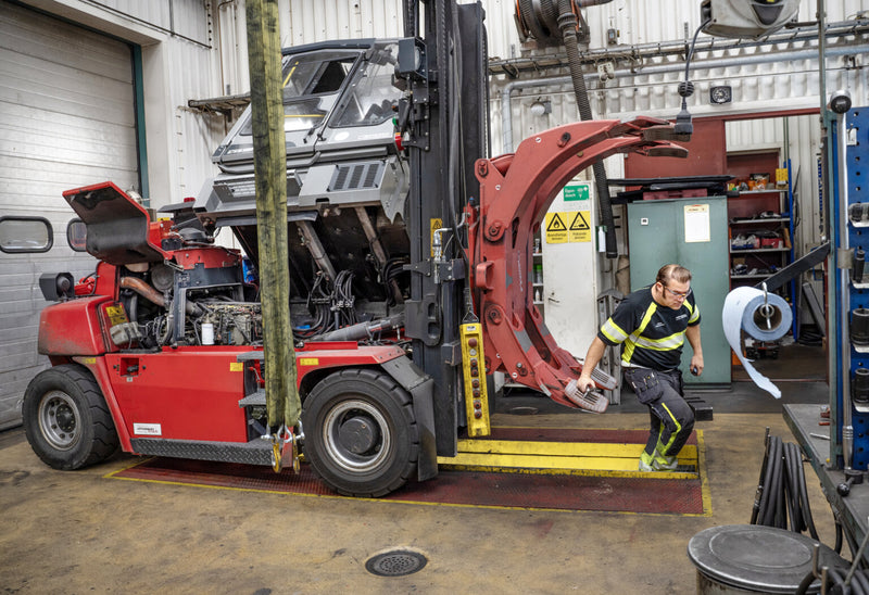 Smörjgropen är ovärderlig när vissa moment ska utföras vid truckservice. ”Den är nästan ens bästa vän.”