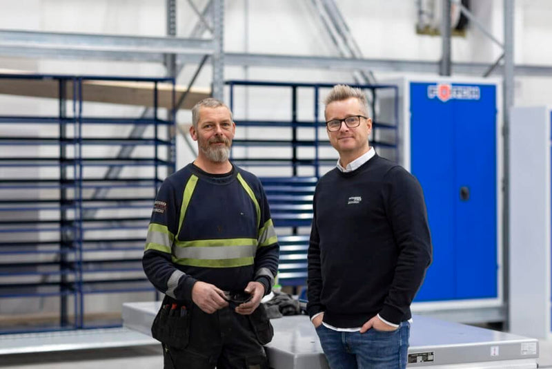 å Ottosson Truck finns alltid ett nära samarbete mellan säljare, servicetekniker och verkstad. Här springer vi på Håkan Krook som är en av Davids tekniker som för dagen inspekterar den nya verkstaden som i dagarna har börjat att inredas. Innan årsskiftet skall den nya verkstaden i Bromölla kunna ta emot truckar för anpassning och reparation.