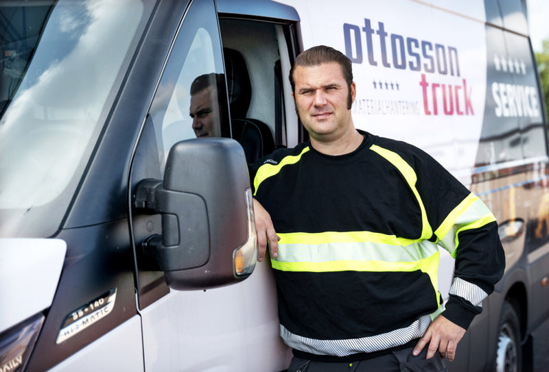 Servicebilen är välutrustad, ett måste när kunders truckar tas om hand.