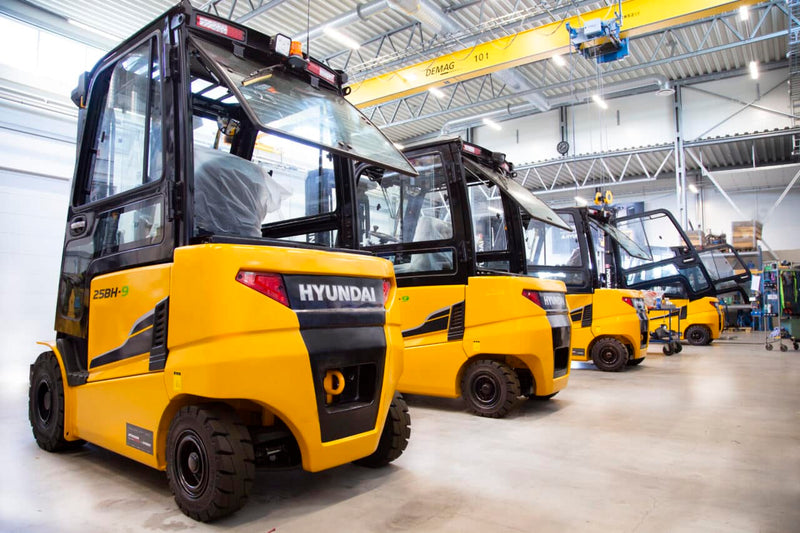 Nya gula Hyundaitruckar på rad, redo för sista kundanpassningarna.