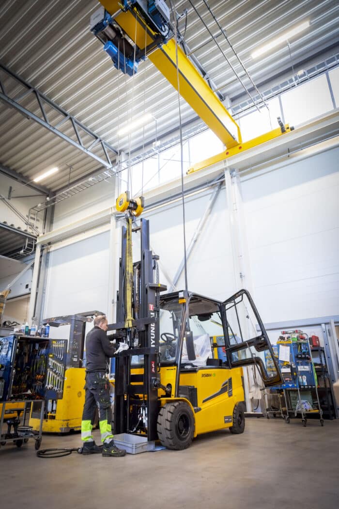 Henric Nilsson Servicetekniker monterar ny gaffelvagn.