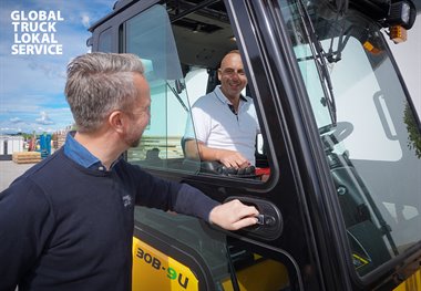 Bild: Ottosson Truck/Hyundais säljare Peter Kling med Ola Korsell i deras nya Hyundai 30B-9U.