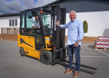 Bild: Med vid leverans var även Nils-Gunnar Burge, som är vd och grundare av Vara Maskinimport som äger både Ottosson Truck och Hüllert Maskin i Vara.
