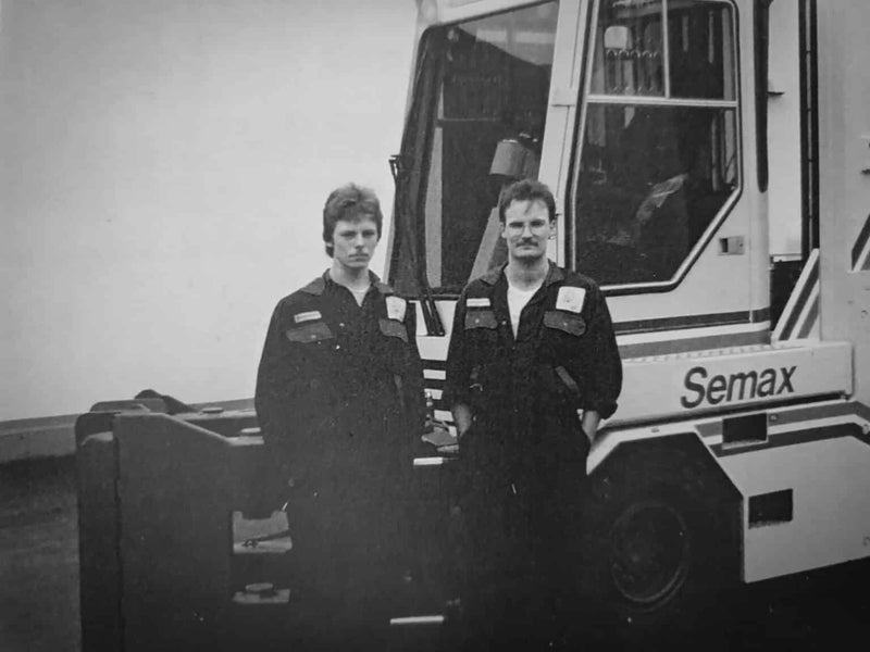En ung Håkan Krook tillsammans med Ottosson Trucks nuvarande VD Bengt Joelsson framför en Semax truck någon gång på 90-talet.