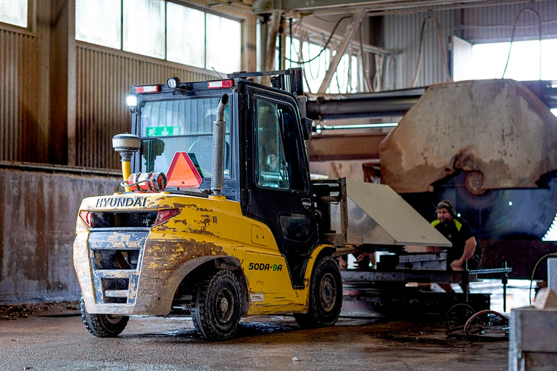 På slitvargen Hyundai 50DA-9A ser man tydligt den ”stenhårda truckhanteringen”.  Här körs det stora bearbetade stenblocket in till den gigantiska sågen för att än en gång bearbetas till ett mindre stycke.
