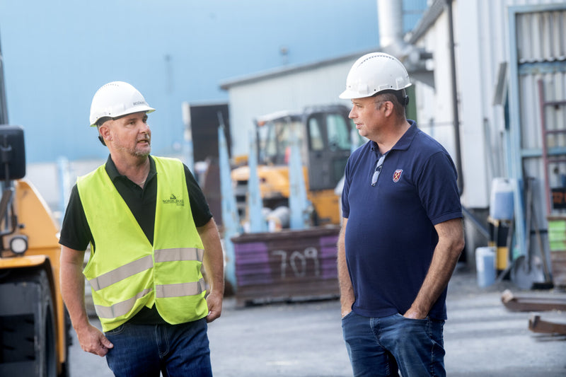 Bengt Joelsson, vd Ottosson Truck och Johan Trysberg, platschef i diskussion.