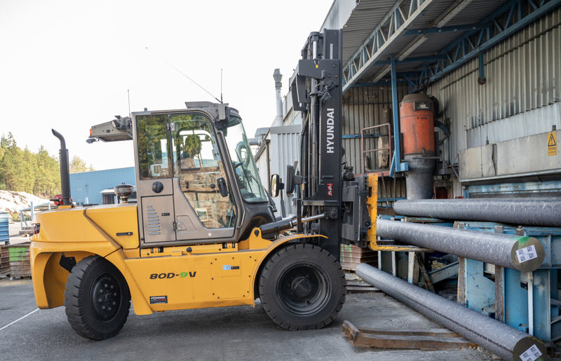 Hyundai 80D-9V är en miljövänlig dieseltruck som uppfyller EURO steg 5 standard med maximal prestanda och produktivitet, högre förarkomfort, bättre säkerhet och optimerad tillgänglighet.