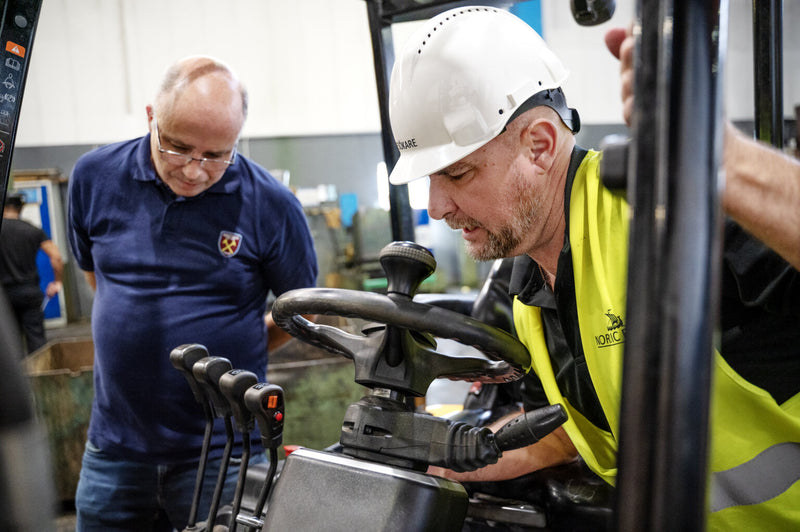 Under besöket i bruket ser Bengt Joelsson tillsammans med Johan Trysberg över fler truckar i maskinparken, levererade av Ottosson Truck inför framtiden.