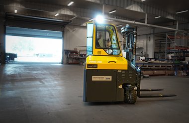 Möjligheten att ställa om alla hjul på en 4-vägstruck för att köra lång-gods i sidled, gör att den breda porten på Prido i nästa steg kan bytas ut mot en smalare port.