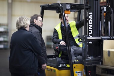 Jonathan Altergren, säljare på Ottosson Truck i Blekinge och Kronoberg går igenom demotrucken med Anders Bloom och Linda Andersson.