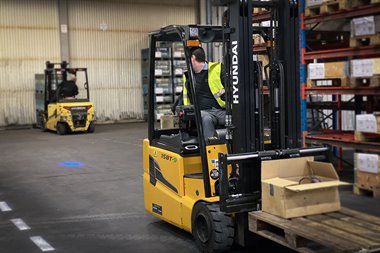 Trucken är utrustad med bland annat bluespot som är kopplad över färdriktningsväljaren och autotilt för en säkrare truckmiljö.