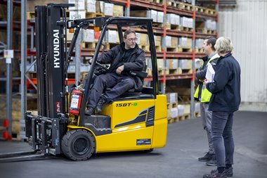 Anders kollar så att trucken kommer in och kan manövrera i de smala gångarna med pallställ.