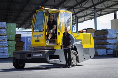 Stefan Sallroth tillsammans med Ottosson Trucks säljare David Tkaczyk.