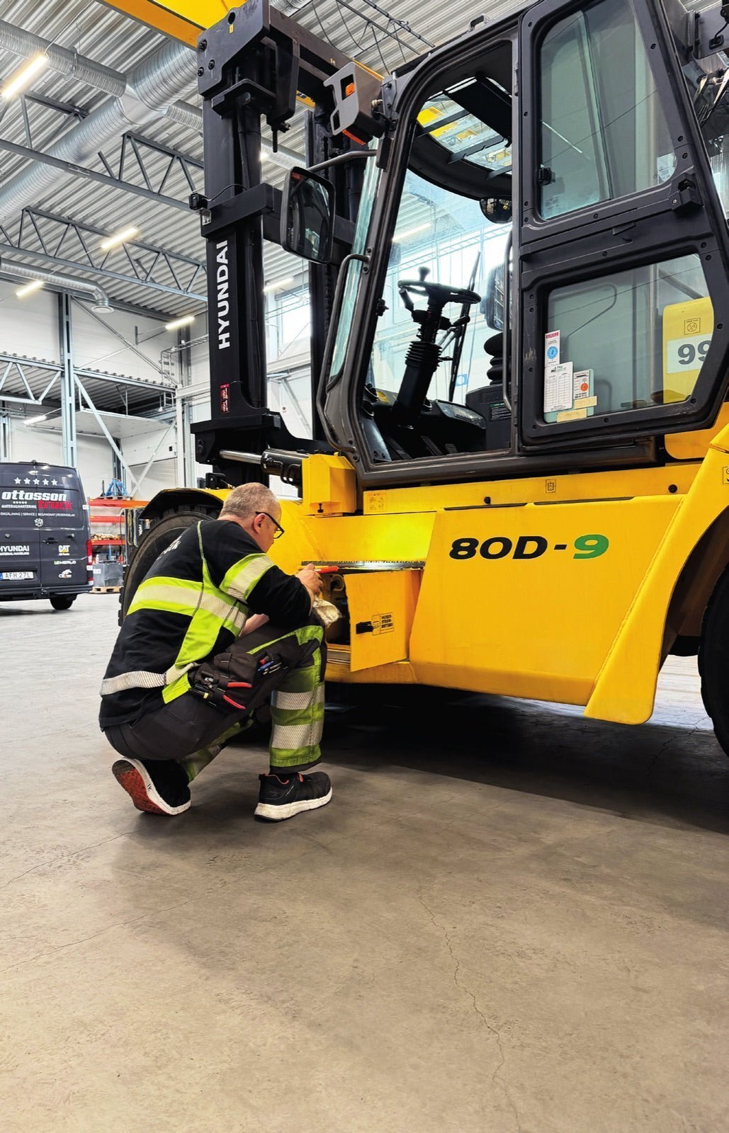 Servicetekniker som utför truckservice i Ottosson Trucks verkstad